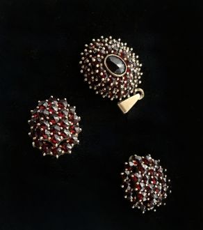 Серебряный ювелирный комплект с гранатами