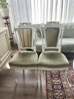 Trīs franču stila krēsli