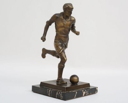 Bronzas futbolista skulptūra