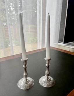 Пара серебряных подсвечников