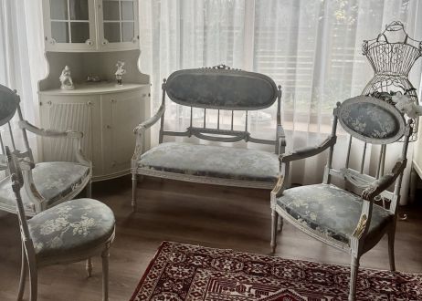 Компактная  софа в густавианском стиле