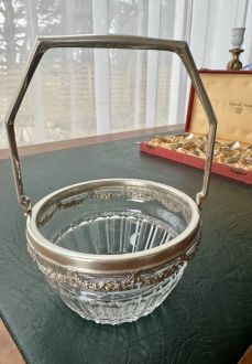 Конфетница из серебра и хрусталя.