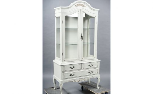 Balts vitrīnas skapis