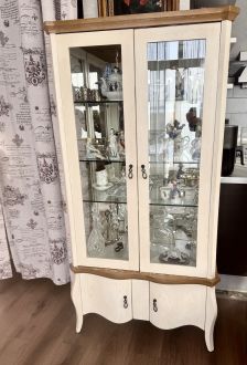 Две (парные) дубовые витрины