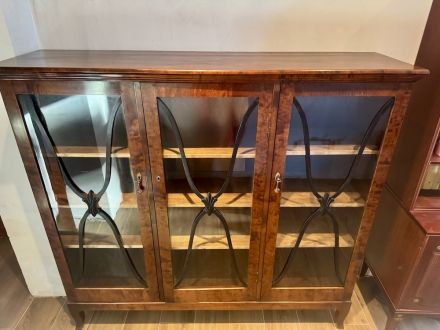 Книжный шкаф - витрина